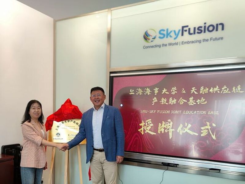 沙梅院长向企业授予天博体育
产教融合基地铭牌