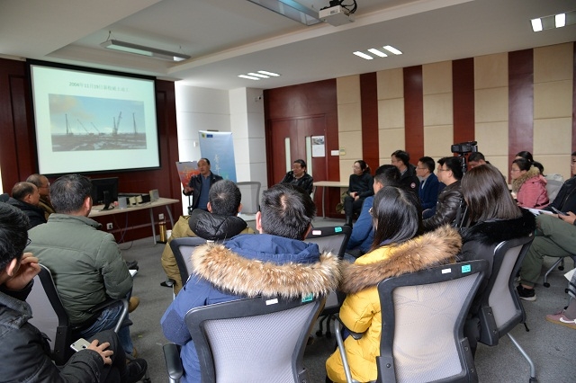 1、天博体育
书记冯晨曦向天博体育
青年老师详细介绍天博体育
改革开放40年间所取得的成绩以及显著的变化